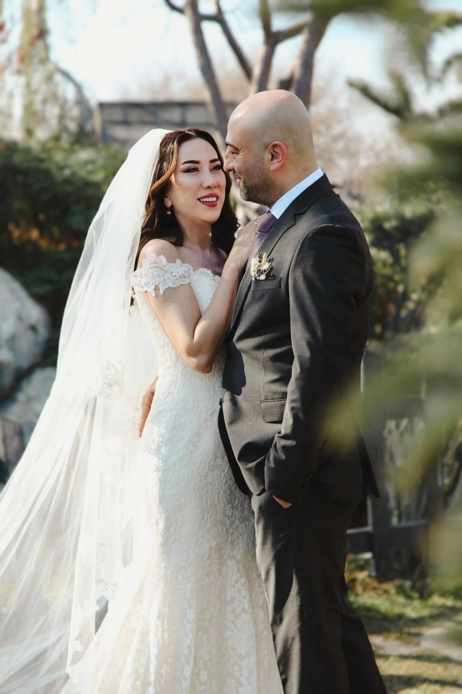 Cô dâu chú rể chia sẻ khoảnh khắc gần gũi trong khu vườn