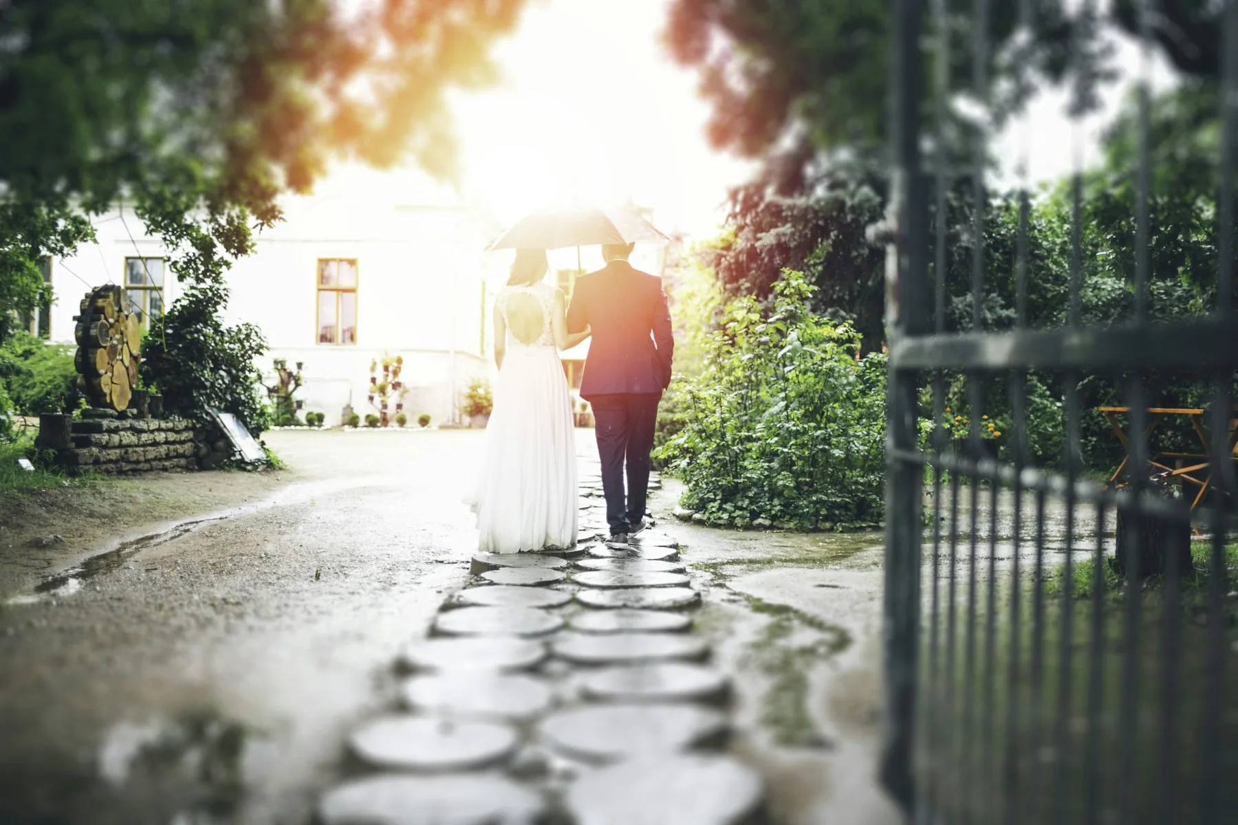 Cặp đôi đi trên lối đá trong ánh nắng chiều